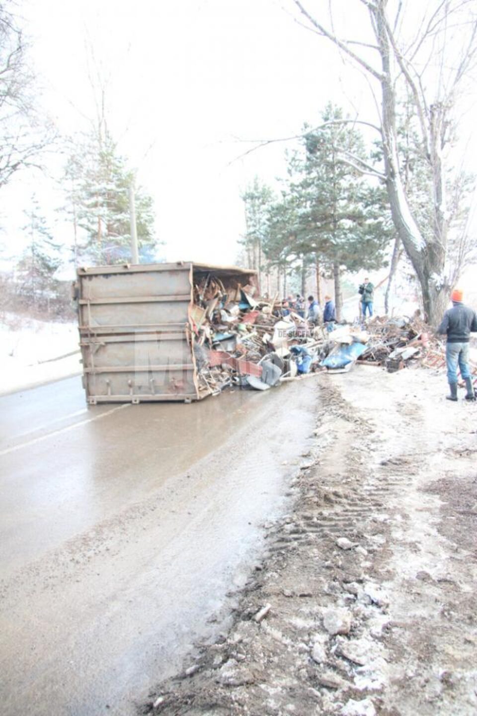 Accidentul s-a produs în curba foarte strânsă de la ieșirea din pădure
