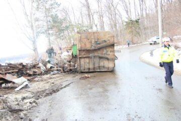 Accidentul s-a produs în curba foarte strânsă de la ieșirea din pădure