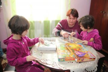 Surorile Gabriela și Dalina-Elena împreuna cu Aurelia Palamariuc