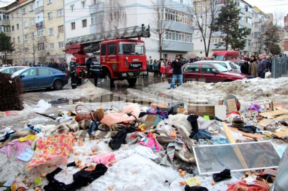 Scene dramatice în fața blocului de pe strada Prieteniei