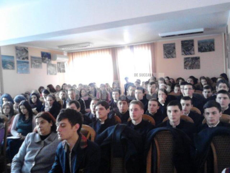 Participanți la întâlnirea în cadrul căreia a fost omagiată personalitatea teologului și scriitorului Valeriu Anania
