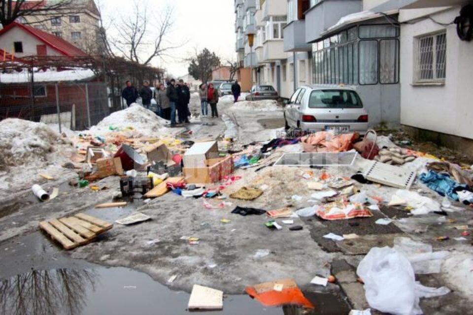 Scene dramatice în fața blocului de pe strada Prieteniei