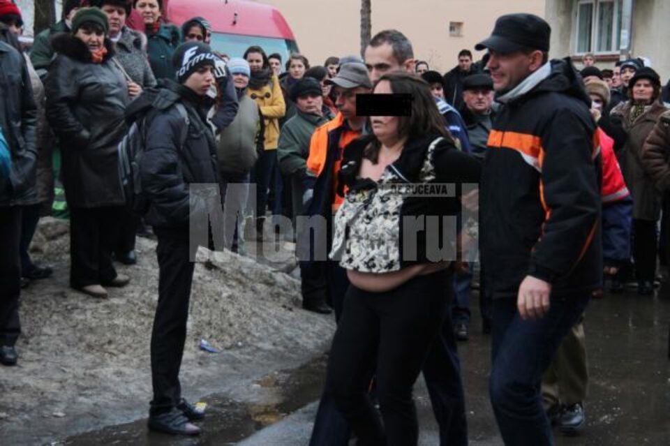 Femeia, care era foarte agitată, a fost imobilizată și încătușată