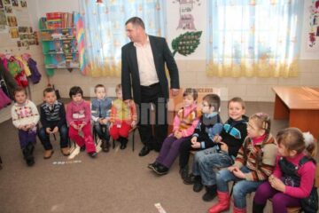 Singurul educator din județ susține că permanent trebuie să găsești activități atrăgătoare pentru copii