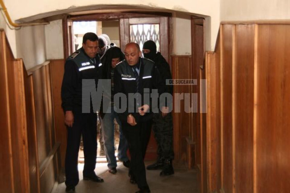 Adus cu cătușe la mâini, sub escorta mascaților poliției, Vasile Coroamă a plecat din sediul Judecătoriei Rădăuți, cu mâinile în buzunar