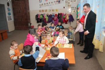Copii cu vârste cuprinse între 3 și 6 ani sunt îndrumați de educatorul Jorea