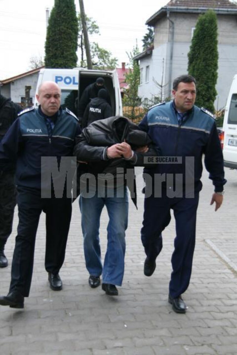 Supravegheat de mascați și flancat de polițiștii de la Arest, Vasile Coroamă a fost dus, ieri dimineața, în fața procurorilor rădăuțeni