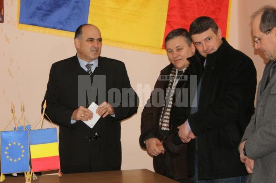 Directorul Paul Buhlea, comandantul Poliției municipiului Fălticeni, Ioan Nichitoi, și primarul Cătălin Coman