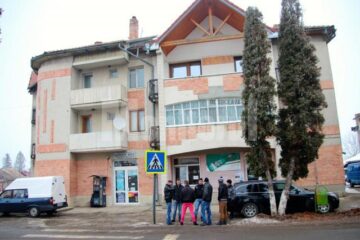 Câțiva tineri în fața unui bloc din Solca