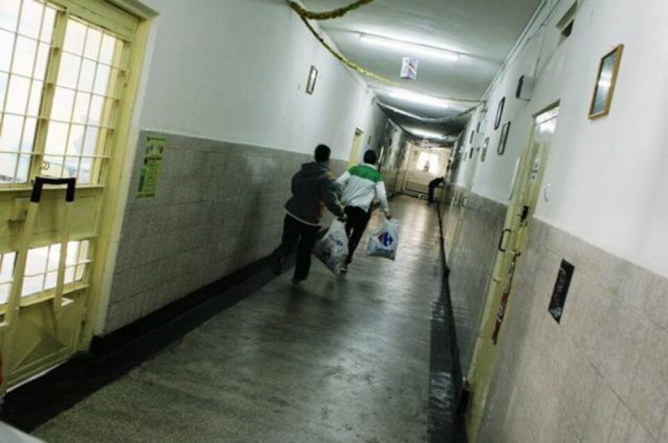 Suspecții au fost identificați în persoana unor deținuți închiși în penitenciarul din Galați. Suspecții au fost identificați în persoana unor deținuți închiși în penitenciarul din Galați.