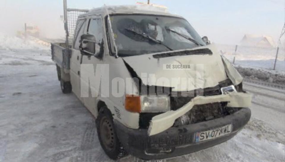 Autoutilitară marca Volkswagen Transporter implicată în accident