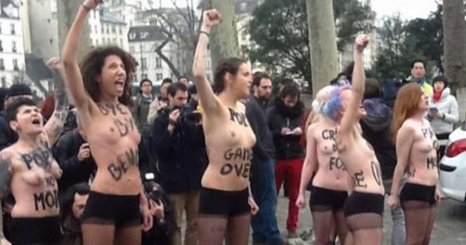 "Acțiune topless" în catedrala Notre-Dame. Militante Femen au sărbătorit plecarea Papei
