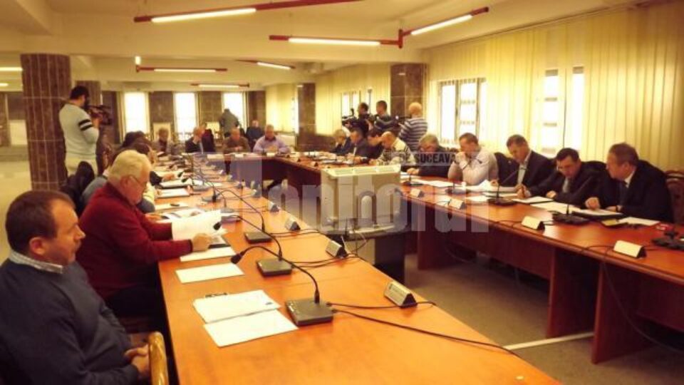 Aleșii locali au avut de luat o decizie grea - restructurarea societății de termoficare a Sucevei, de unde vor pleca acasă 300 de oameni, începând cu luna mai