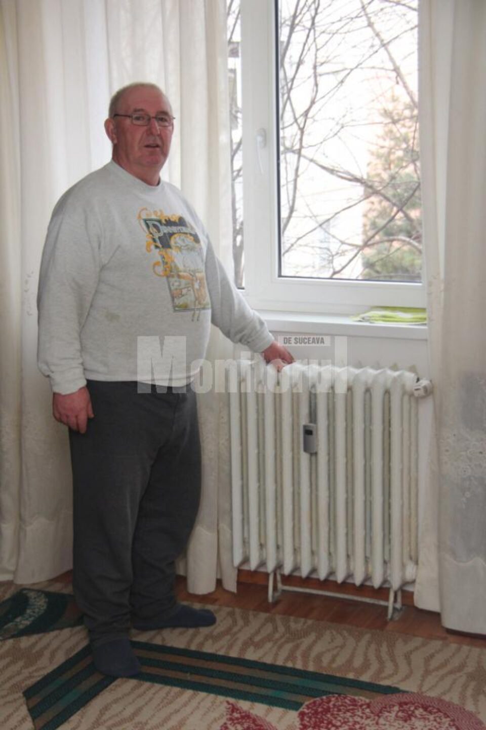 Vasile Pricop așteaptă cu disperare ca în apartament să-i revină căldura, apa caldă și apa rece