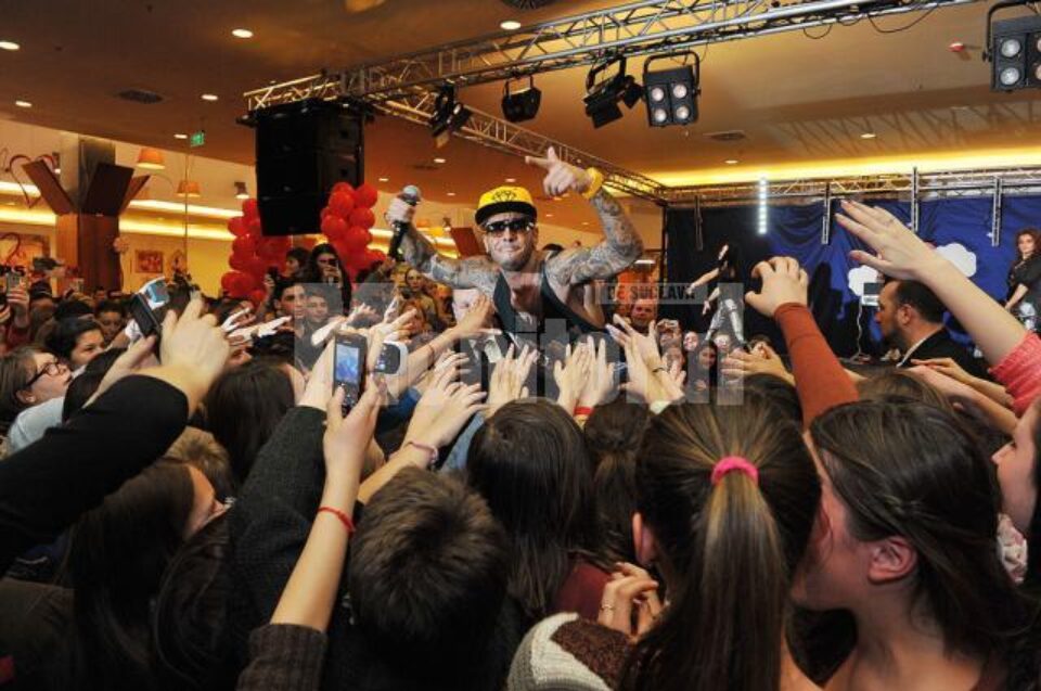 Alex Velea, cadoul oferit îndrăgostiților de Valentine's Day, la Iulius Mall