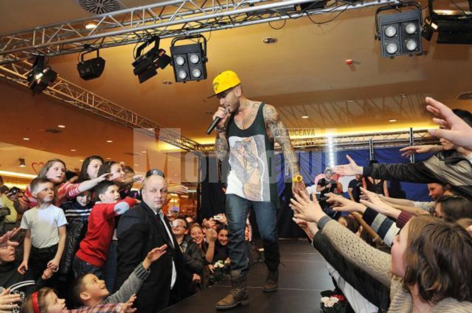 Alex Velea, cadoul oferit îndrăgostiților de Valentine's Day, la Iulius Mall