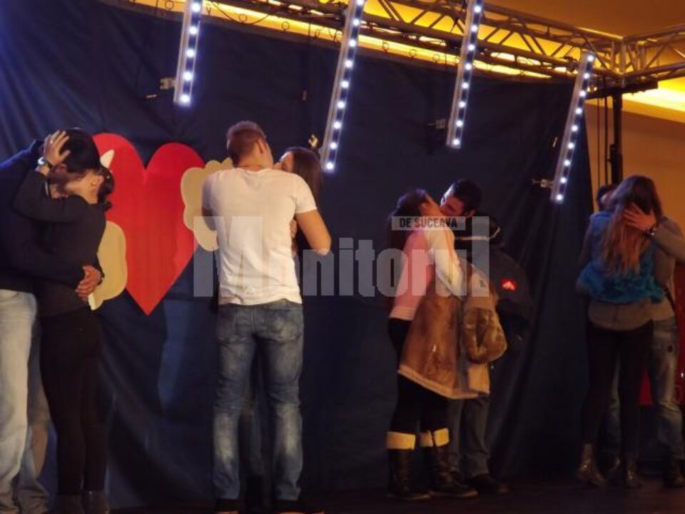 Concurs de sărutări pentru tinerii îndrăgostiți