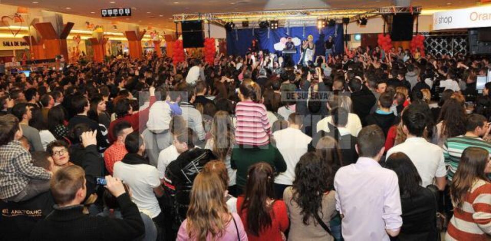 Alex Velea, cadoul oferit îndrăgostiților de Valentine's Day, la Iulius Mall