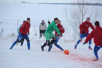 Lupta apriga pentru balon în confruntarea dintre Sporting și FC Pojorâta