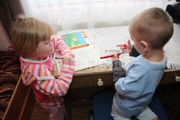 „Colț Alb”, universul mai multor perechi de frați, provenind din familii sărace, dezorganizate