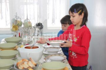 „Colț Alb”, universul mai multor perechi de frați, provenind din familii sărace, dezorganizate