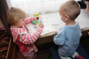 „Colț Alb”, universul mai multor perechi de frați, provenind din familii sărace, dezorganizate