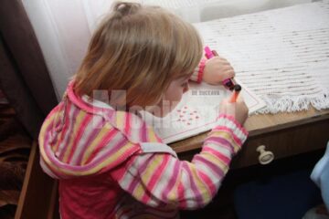 „Colț Alb”, universul mai multor perechi de frați, provenind din familii sărace, dezorganizate