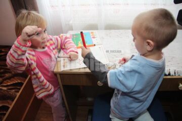 „Colț Alb”, universul mai multor perechi de frați, provenind din familii sărace, dezorganizate