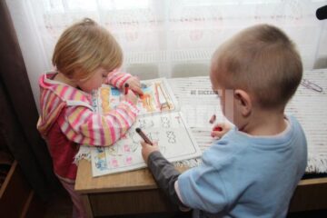 „Colț Alb”, universul mai multor perechi de frați, provenind din familii sărace, dezorganizate