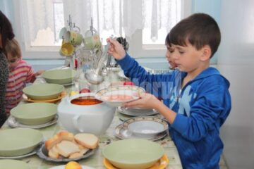 „Colț Alb”, universul mai multor perechi de frați, provenind din familii sărace, dezorganizate
