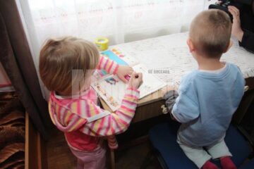 „Colț Alb”, universul mai multor perechi de frați, provenind din familii sărace, dezorganizate