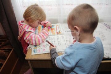 „Colț Alb”, universul mai multor perechi de frați, provenind din familii sărace, dezorganizate