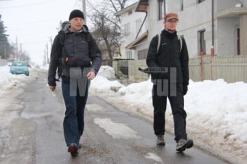 Cei doi se antrenează zilnic 15-20 de kilometri, cu rucsacurile în spate