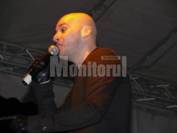 Cei doi interpreți ai trupei Alb Negru, Andrei și Kamara, împreună cu DJ-ul formației, au reușit să facă un spectacol de excepție
