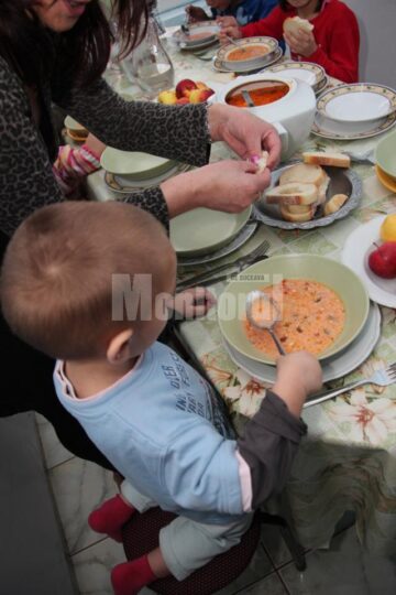 „Colț Alb”, universul mai multor perechi de frați, provenind din familii sărace, dezorganizate