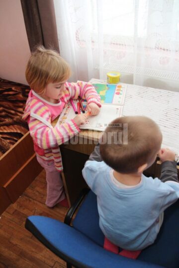 „Colț Alb”, universul mai multor perechi de frați, provenind din familii sărace, dezorganizate