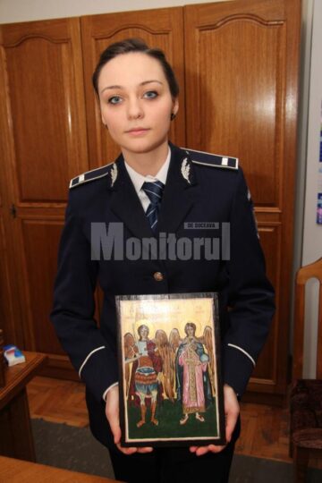 Agentul Elena Mihai lucrează la Postul de Poliție Rădășeni și pictează de când era elevă la liceu