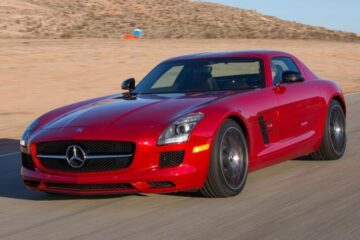 Mercedes SLS AMG readuce în prezent spiritul Gullwing