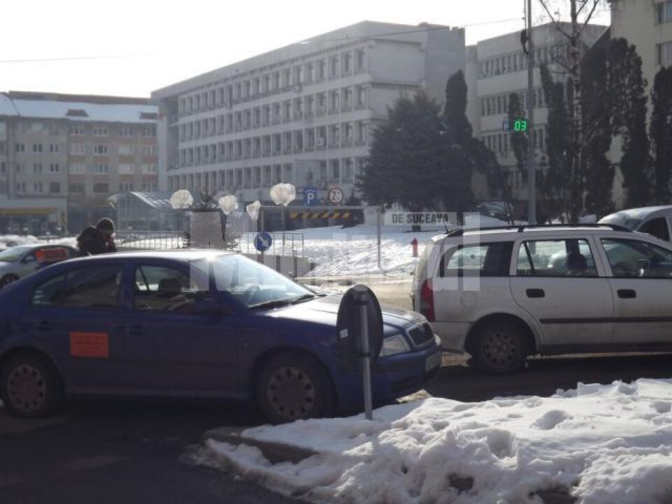 Mașini parcate în sensul giratoriu, chiar de mai erau locuri libere în parcările subterane