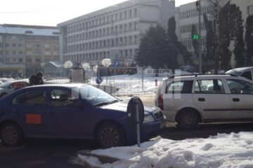 Mașini parcate în sensul giratoriu, chiar de mai erau locuri libere în parcările subterane