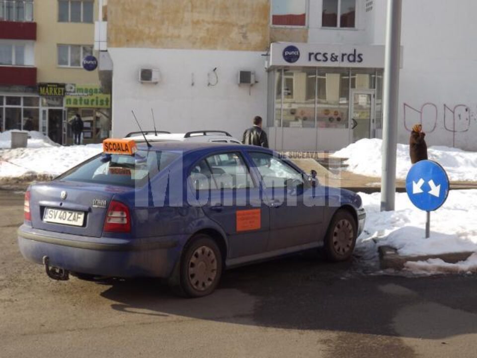 Mașini parcate în sensul giratoriu, chiar de mai erau locuri libere în parcările subterane