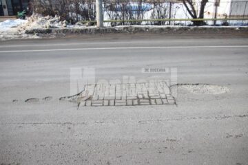 Porțiuni pe care s-a intrvenit cu pavele, într-o stare foarte proastă