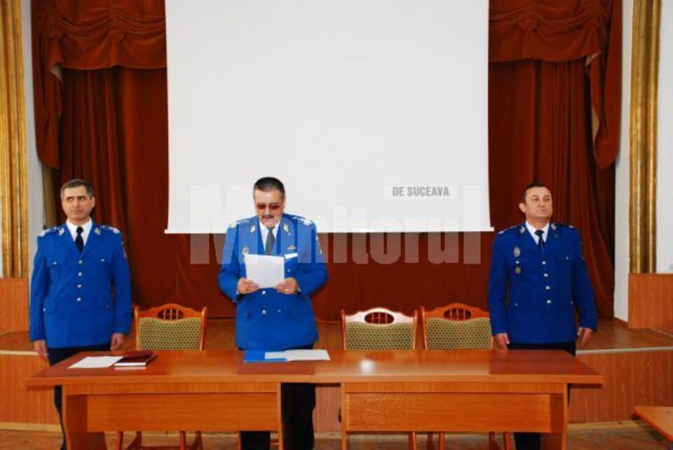 Colonelul Liviu Marian, în dreapta, colonelul Laurențiu Hopu, în stânga, alături de colonelul Marcel Ostafi, în centru