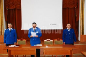 Colonelul Liviu Marian, în dreapta, colonelul Laurențiu Hopu, în stânga, alături de colonelul Marcel Ostafi, în centru