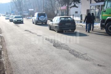 Foarte multe gropi la ieșirea din Suceava spre Rădăuți
