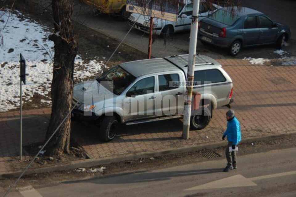 Trotuarele din zona centrală, loc de parcare pentru șmecheri