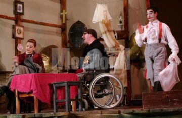 Actorii Teatrului Mihai Eminescu Botoșani, în piesa „Caii la fereastră”. Foto: Carmen Veronica Steiciuc