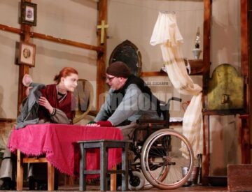 Actorii Teatrului Mihai Eminescu Botoșani, în piesa „Caii la fereastră”. Foto: Carmen Veronica Steiciuc