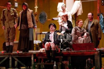 Actorii Teatrului Mihai Eminescu Botoșani, în piesa „Caii la fereastră”. Foto: Carmen Veronica Steiciuc