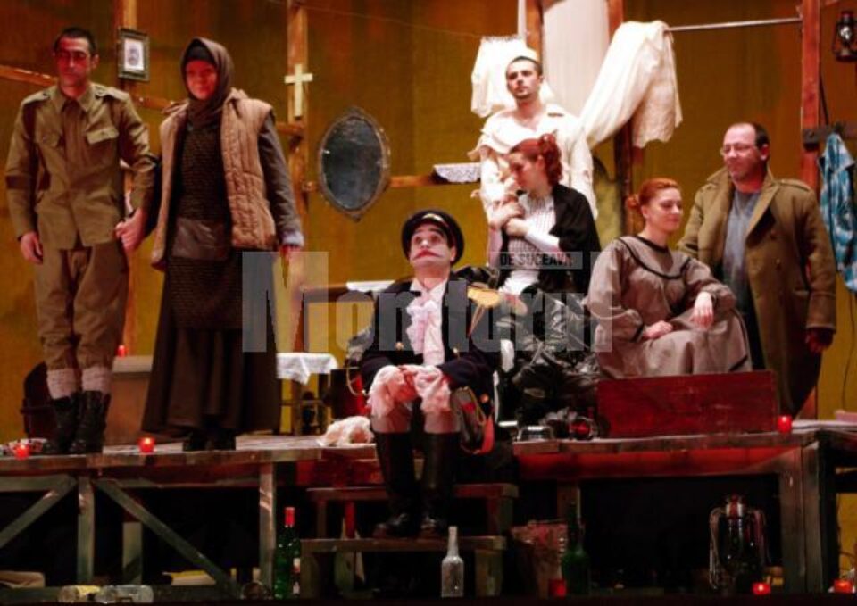 Actorii Teatrului Mihai Eminescu Botoșani, în piesa „Caii la fereastră”. Foto: Carmen Veronica Steiciuc